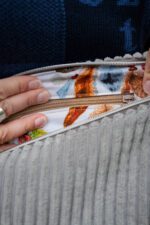 Półokrągła torebka sztruksowa z upcyklingu - szary i zielony - obrazek 4