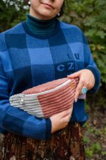 Nerka sztruksowa różowo-szara z upcyklingu - obrazek 2