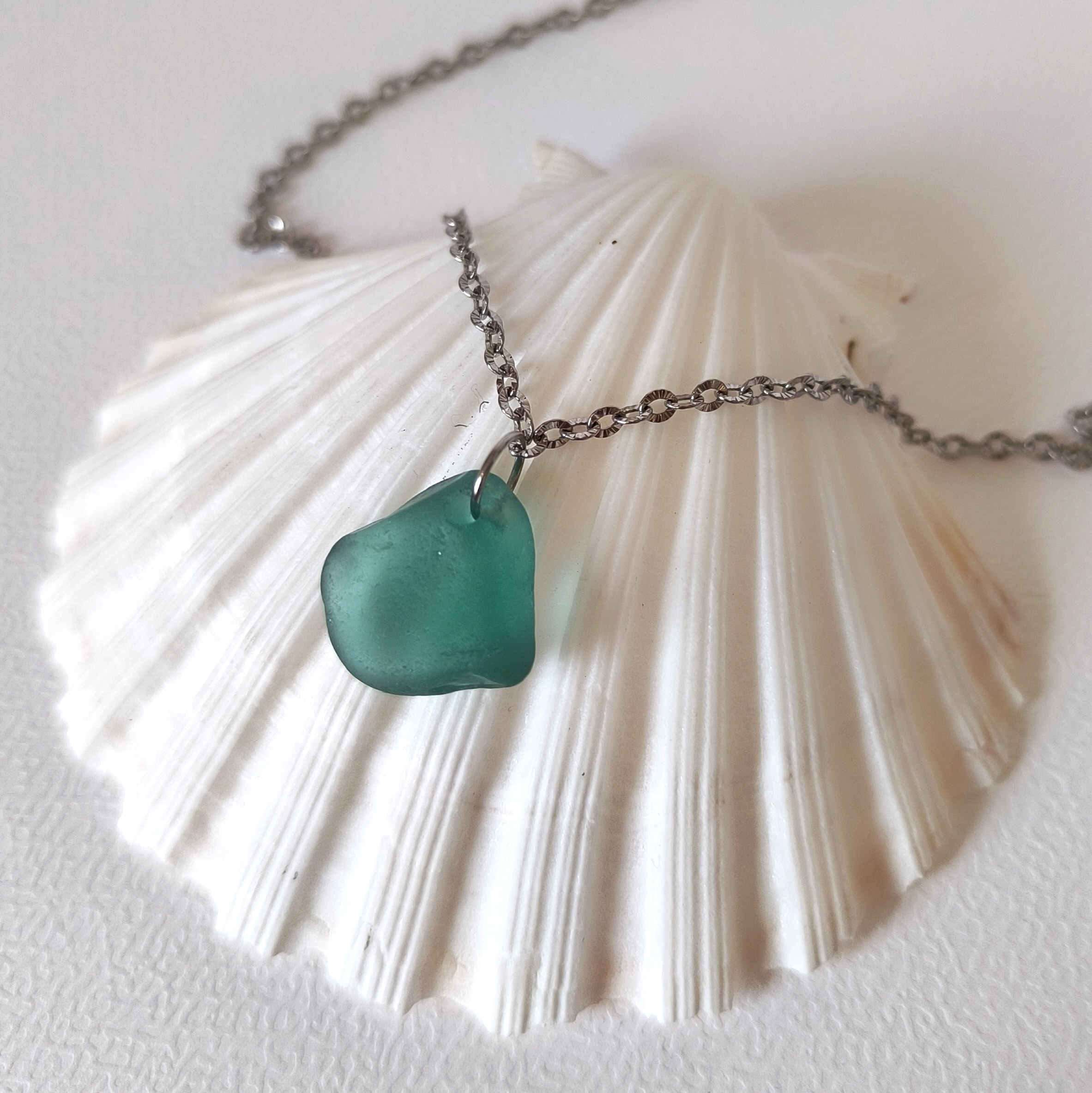 1000020306 (1) Naszyjnik ze szkłem morskim w morskiej zieleni - obrazek 1