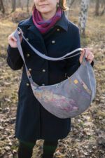 Półokrągła torebka z upcyklingu - szara z krawatem - duża