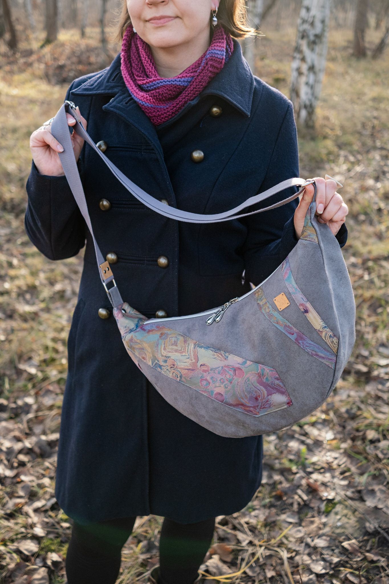 torebka półokrągła z krawatem - upcykling Półokrągła torebka z upcyklingu - szara z krawatem - duża - obrazek 1