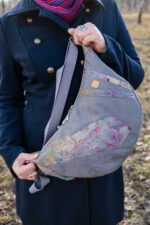 Półokrągła torebka z upcyklingu - szara z krawatem - duża - obrazek 2