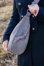 Półokrągła torebka z upcyklingu - szara z krawatem - duża - obrazek 5