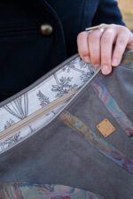 Półokrągła torebka z upcyklingu - szara z krawatem - duża - obrazek 6