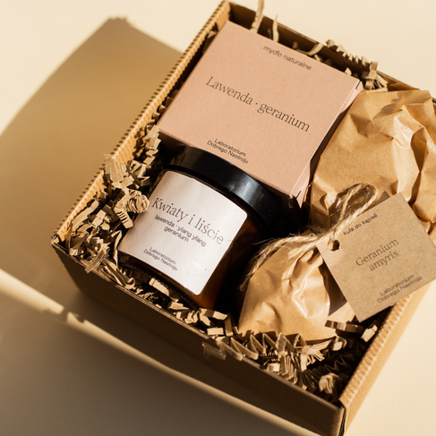 Kwiatowy-zestaw-prezentowy-laboratorium-dobrego-nastroju Zestaw Kwiatowy – Świeca, Mydło, Kula do Kąpieli - obrazek 1