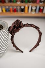 Opaska jedwabna do włosów, brązowa z kwiatem - upcykling