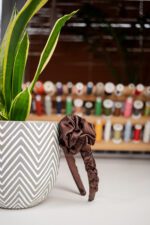 Opaska jedwabna do włosów, brązowa z kwiatem - upcykling - obrazek 2