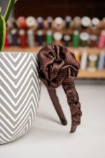 Opaska jedwabna do włosów, brązowa z kwiatem - upcykling - obrazek 3