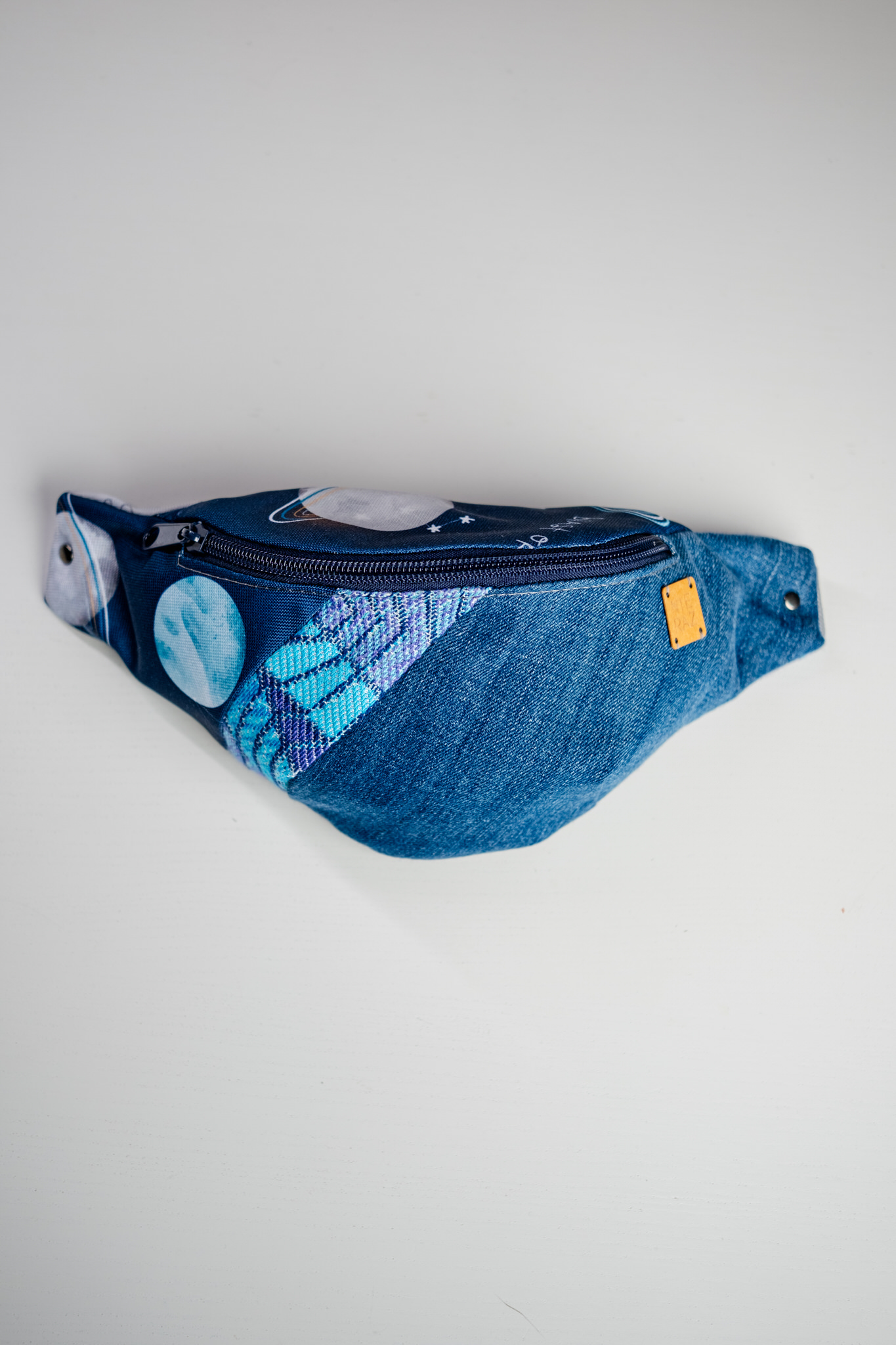 DSCF0066 Saszetka dziecięca kosmos - nerka z upcyklingu dla dziecka - obrazek 1