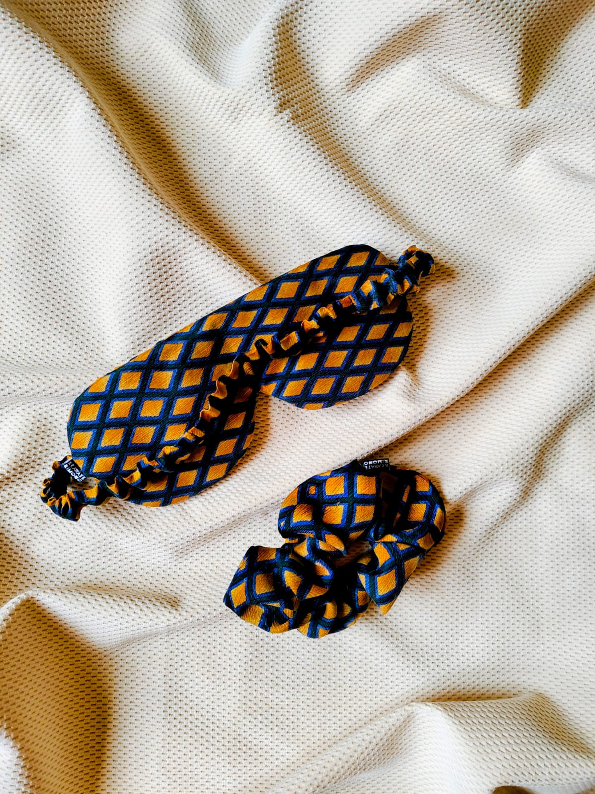 WhatsApp Image 2026-02-14 at 17.08.40 (1) Zestaw jedwabna opaska na oczy do spania + gumka do włosów - karmelowy - obrazek 1