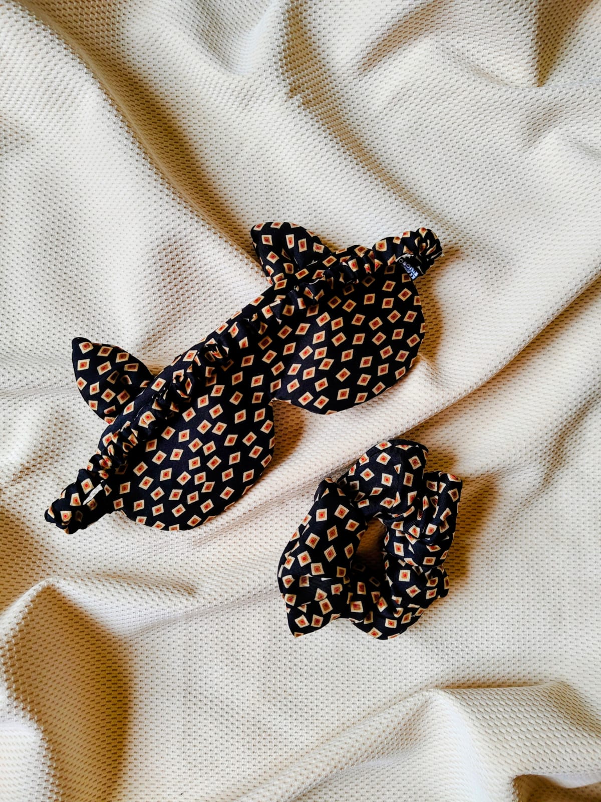 WhatsApp Image 2026-02-14 at 17.08.45 Zestaw jedwabna opaska na oczy do spania + gumka do włosów - uszka - obrazek 1