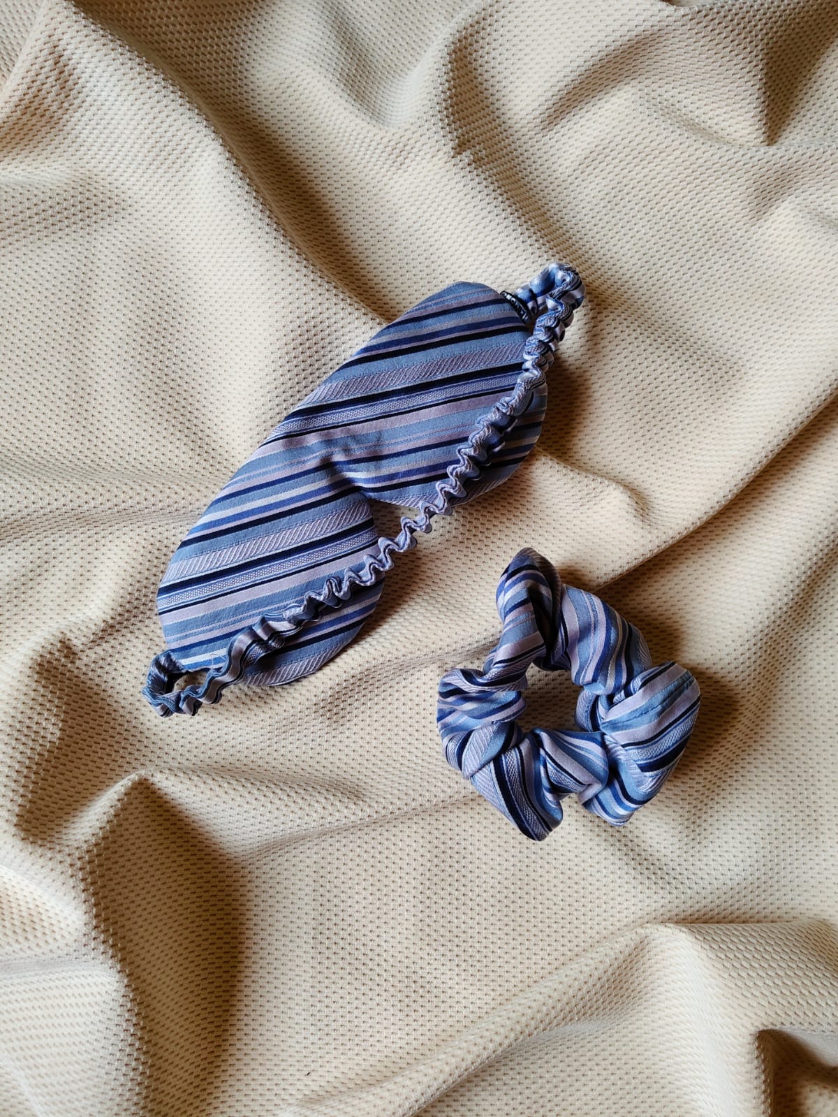 WhatsApp Image 2026-02-14 at 17.08.52 (1) Zestaw jedwabna opaska na oczy do spania + gumka do włosów - błękit - obrazek 1