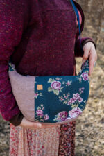 Torebka półokrągła róże na granacie - upcykling